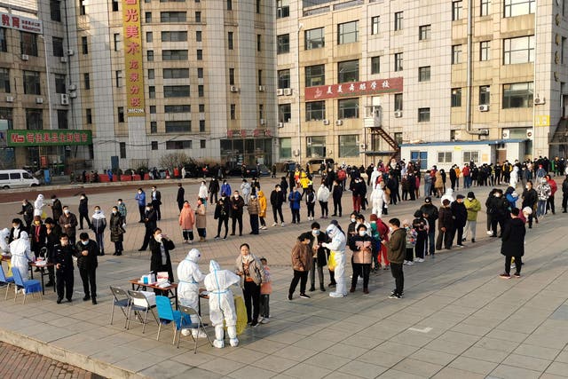 <p>Residents line up to undergo nucleic acid tests for the Covid-19 in Dalian, China</p>