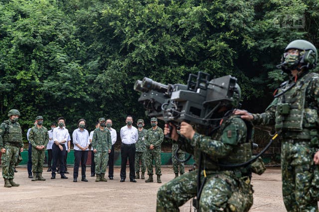 <p>Taiwan's President Tsai Ing-wen watches soldiers operate equipment during a visit to a naval station on Penghu</p>