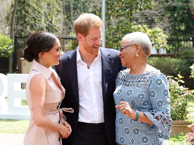 El príncipe Harry, el duque de Sussex y Meghan, la duquesa de Sussex se encuentran con Graca Machel, viuda del difunto Nelson Mandela, el 2 de octubre de 2019 en Johannesburgo, Sudáfrica.