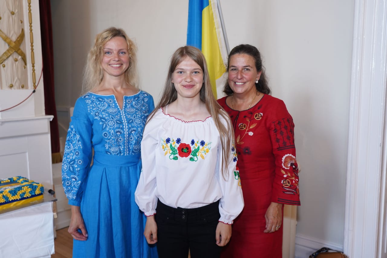 Inna, her daugher Irynka, and their host Pilar (from left to right)