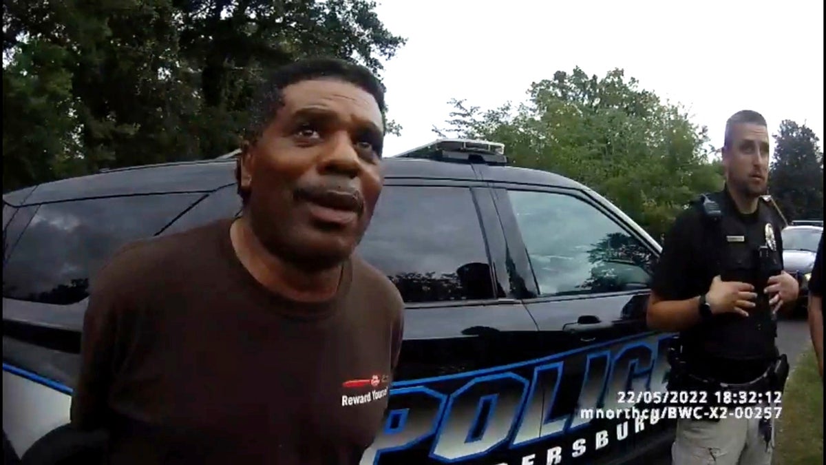 Siyahi papaz, komşusunun çiçeklerini sularken kendisini tutuklayan polise dava açtı