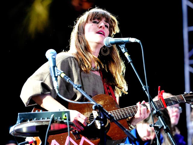 El músico Leslie Feist de la banda Feist se presenta durante el día 2 del Festival de Música y Artes de Coachella Valley 2012 celebrado en el Empire Polo Club el 14 de abril de 2012 en Indio, California. (Foto de Frazer Harrison/Getty Images para Coachella)