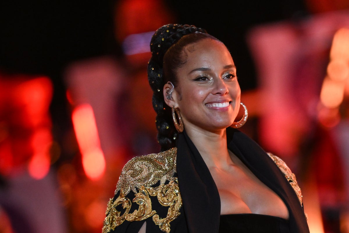 Alicia Keys reacts to fan grabbing and kissing her face at concert: ‘What the f***’