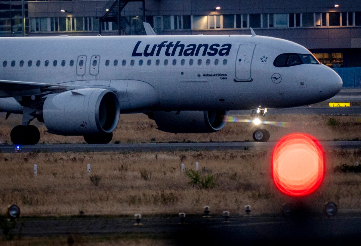 Lufthansa flights grounded as pilots up pressure over pay