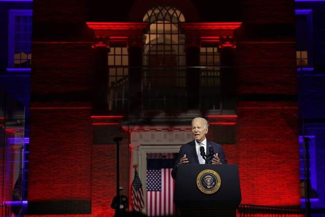 El presidente Joe Biden pronuncia un discurso en horario estelar en el Parque Histórico Nacional de la Independencia el 1 de septiembre de 2022 en Filadelfia