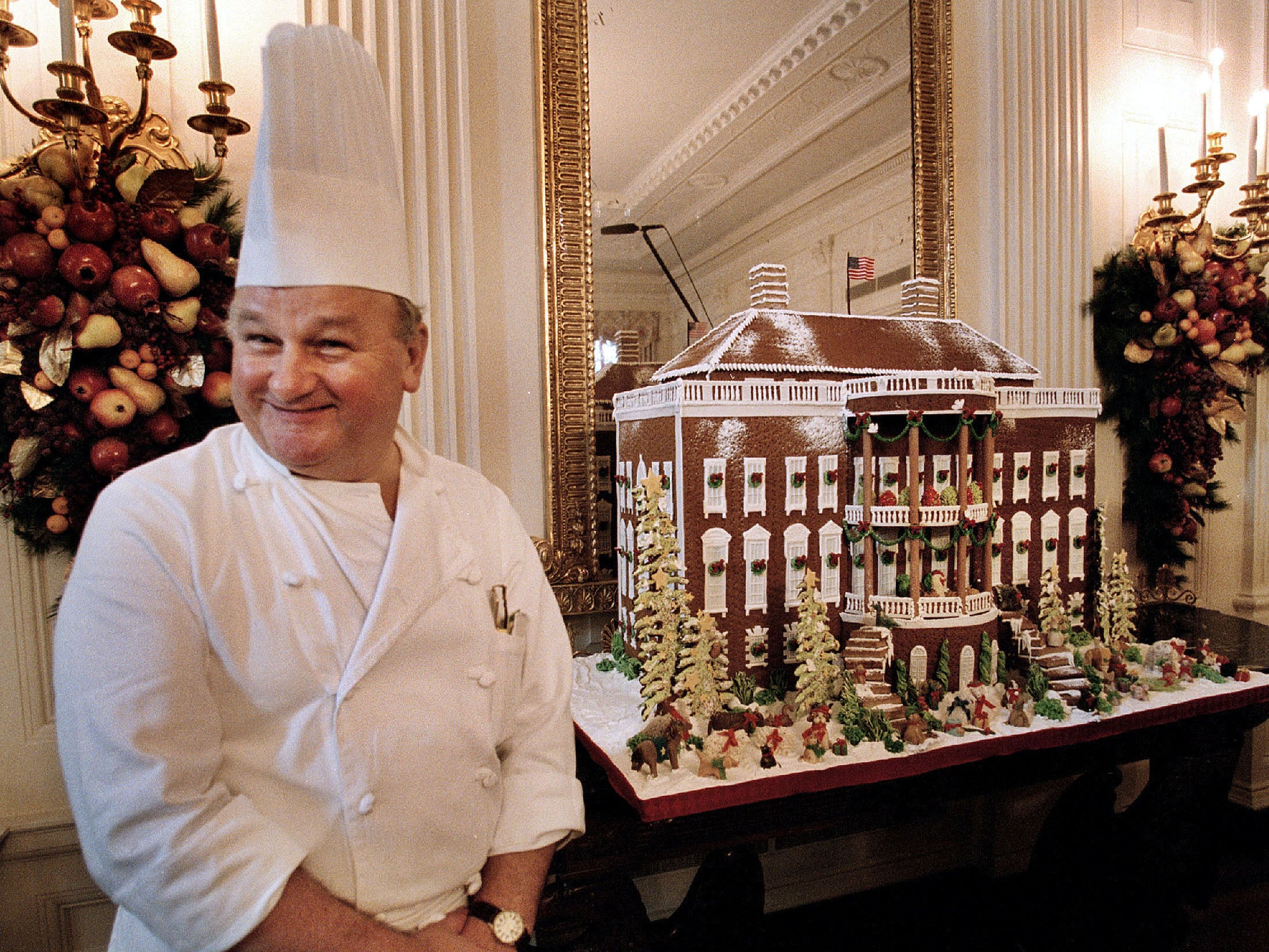 Roland Mesnier shows off the White House gingerbread house in 2002