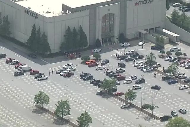 La policía en el condado de Gwinnett, Georgia, disparó a un sospechoso de robo en un centro comercial que supuestamente apuñaló a un empleado de Macy's