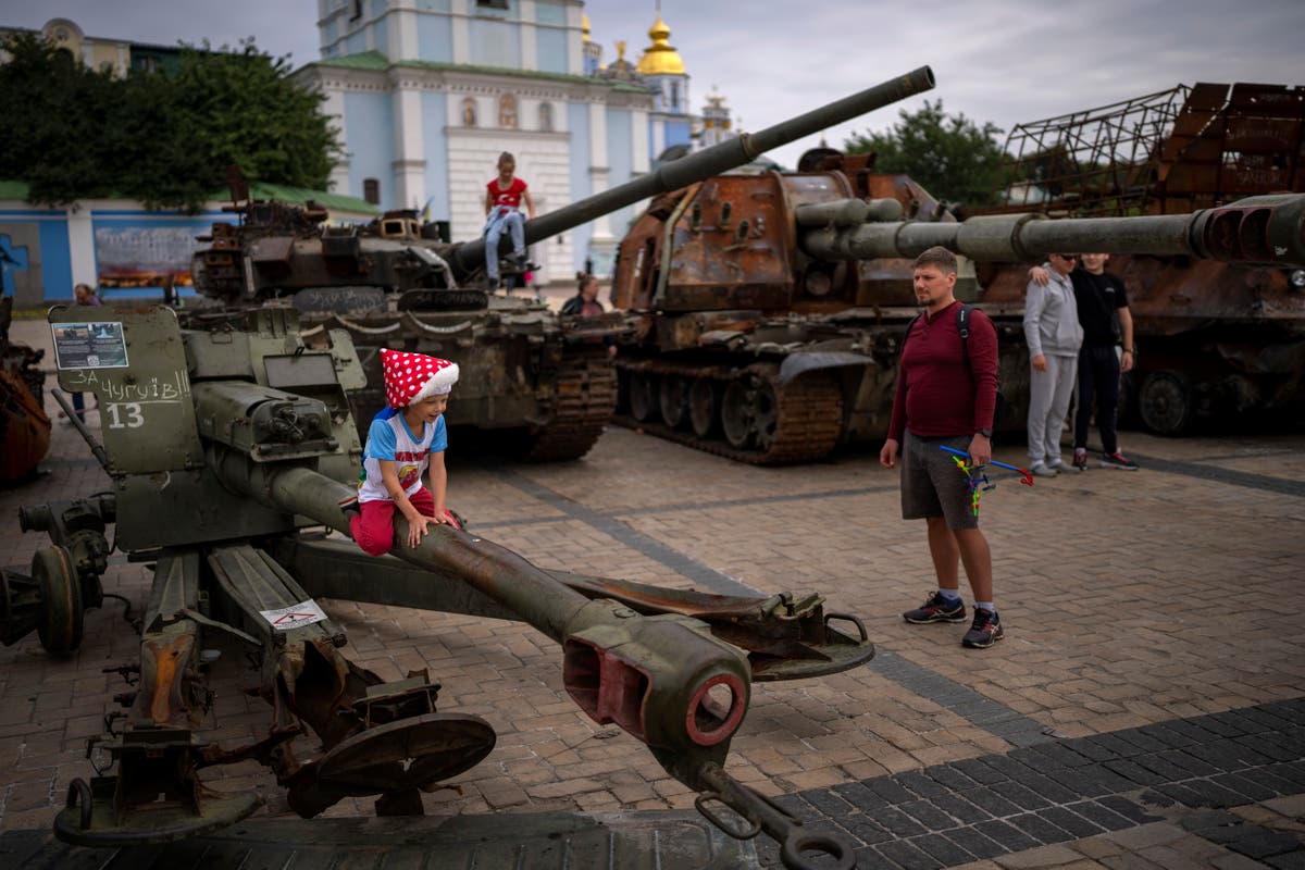 Under russian. Военная техника. Военная техника Украины. Выставка военной техники после войны в Грузии.