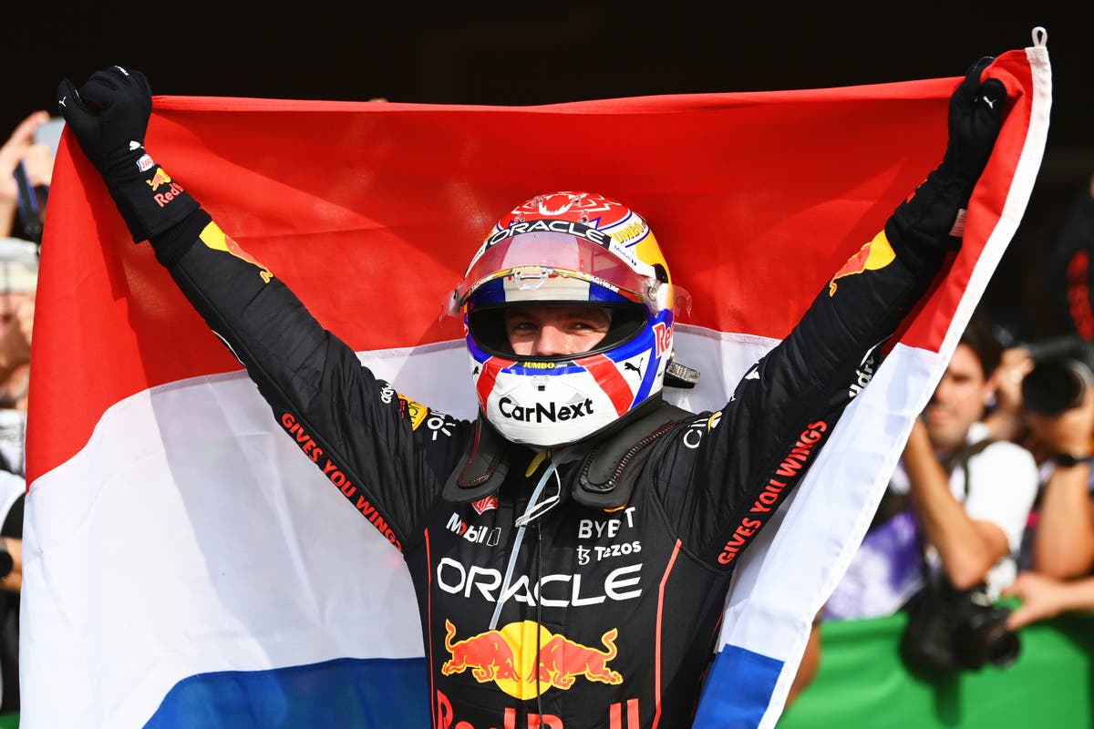 Max Verstappen memenangkan Grand Prix Belanda di kandang sementara Lewis Hamilton mengamuk di Mercedes