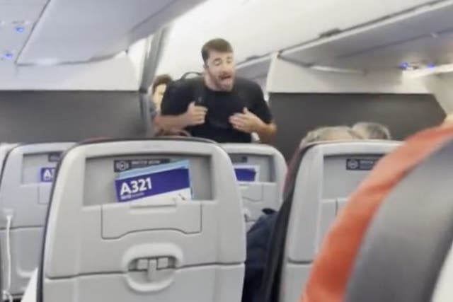 El hombre fue captado despotricando y delirando en un vuelo de American Airlines