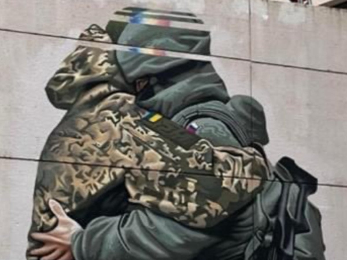 Avustralyalı sanatçı Peter Seaton CTO, Ukrayna ve Rusya askerlerini kucaklarken duvar resmini indirdi