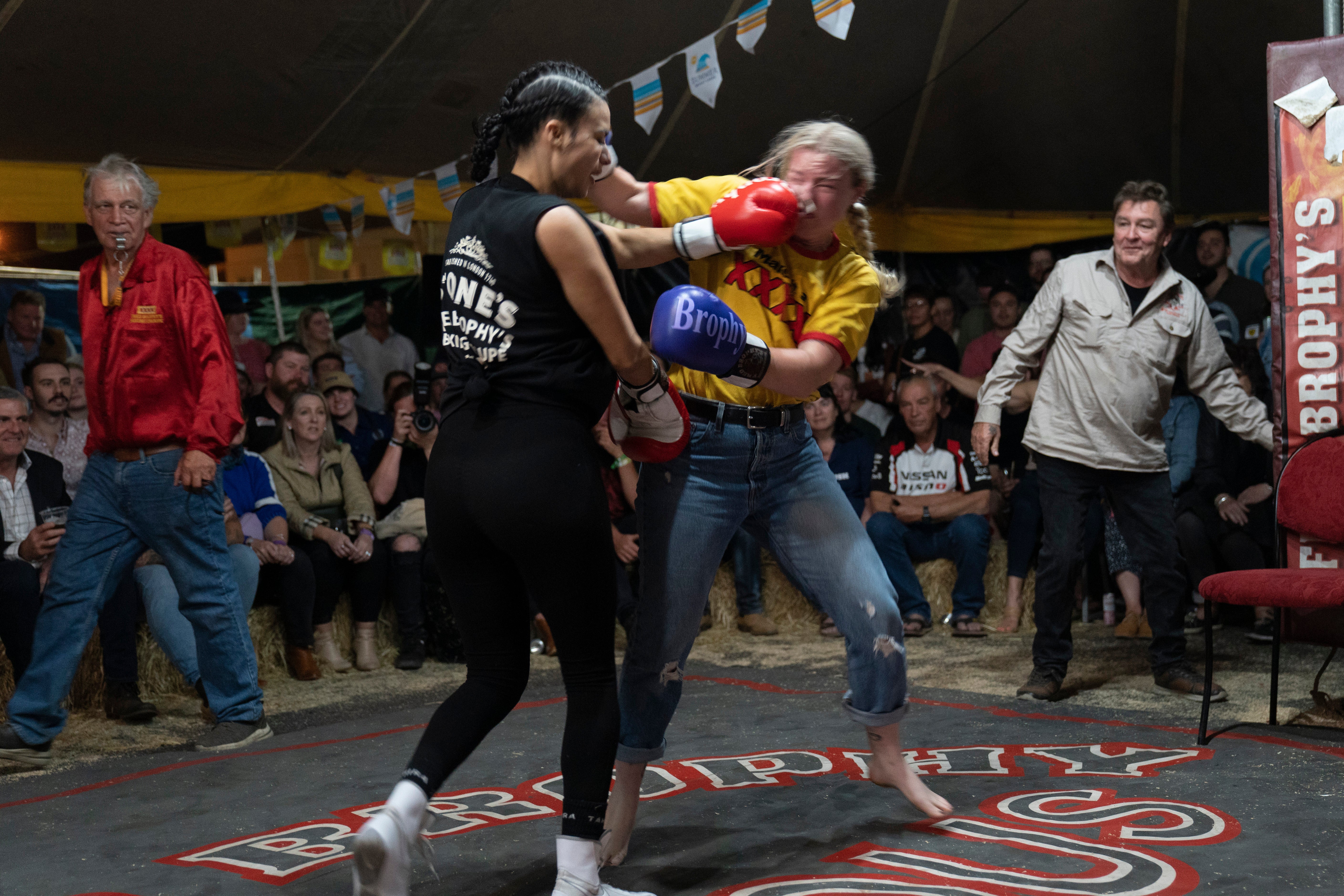 Soraya ‘Miss Mauler’ Johnston fights Caitlin Duffie, a volunteer from the audience
