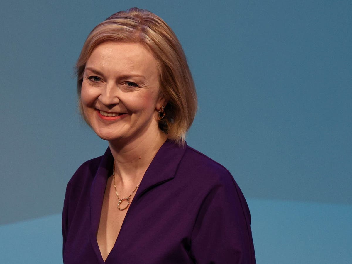 Liz Truss and Rishi Sunak avoid handshake at Tory leadership results announcement