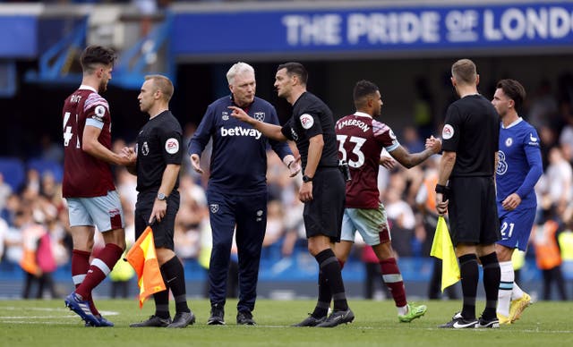 West Ham manager David Moyes speaks to referee Andrew Madley after he ruled out a late equaliser for the Hammers against Chelsea at Stamford Bridge (Steven Paston/PA)