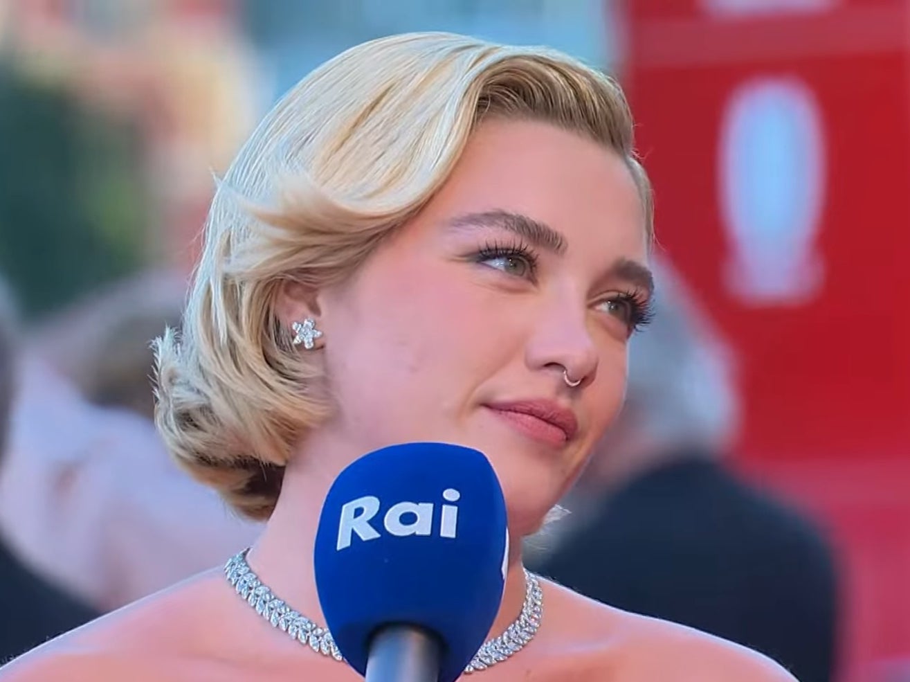 Florence Pugh en la alfombra roja del Festival de Cine de Venecia
