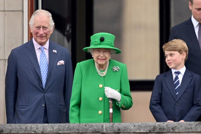 La Reina sosteniendo su bastón durante una aparición en el balcón del Jubileo (Leon Neal/PA)
