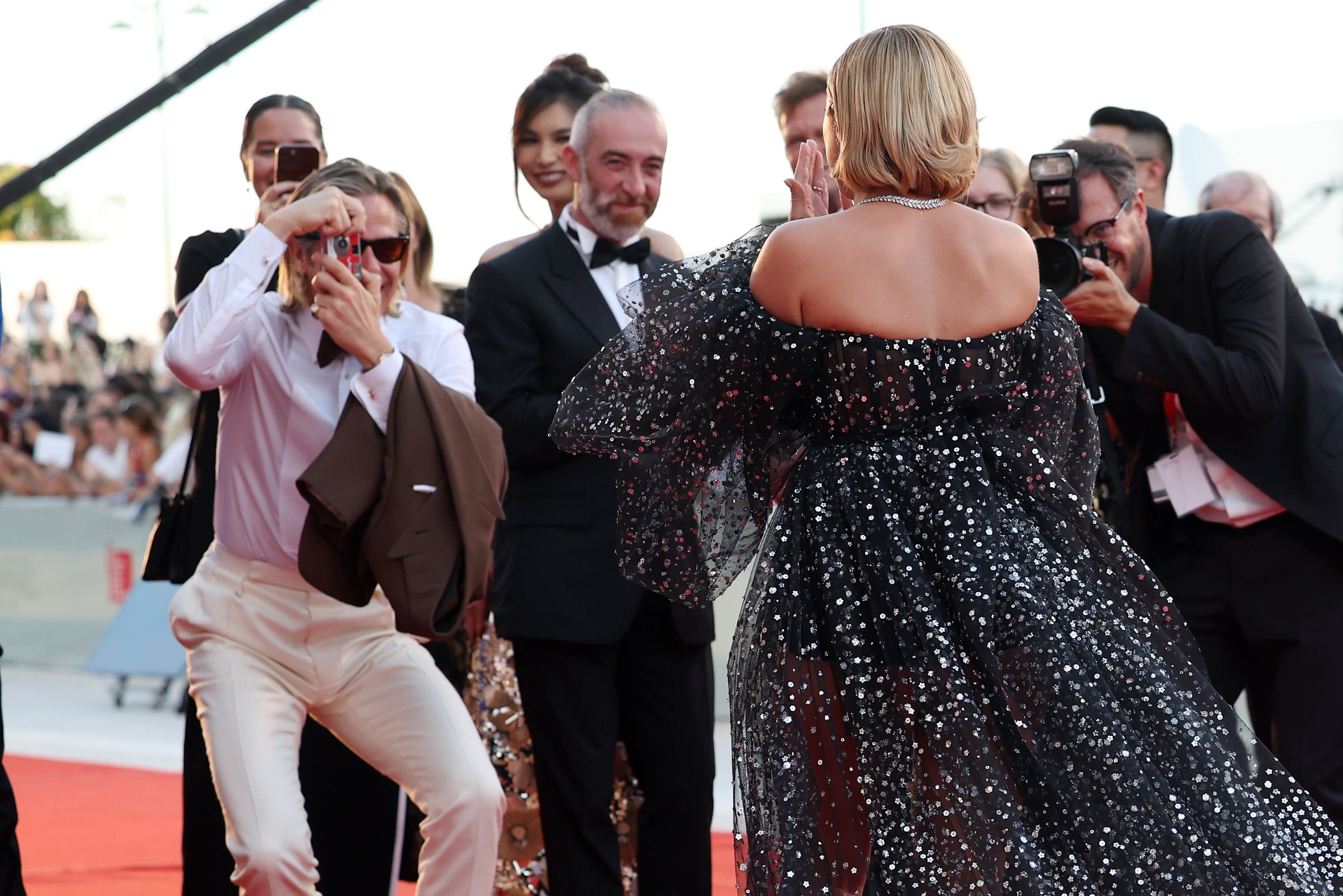 Chris Pine takes a picture of Florence Pugh on the red carpet at the premiere of ‘Don’t Worry, Darling’ at the 2022 Venice Film Festival