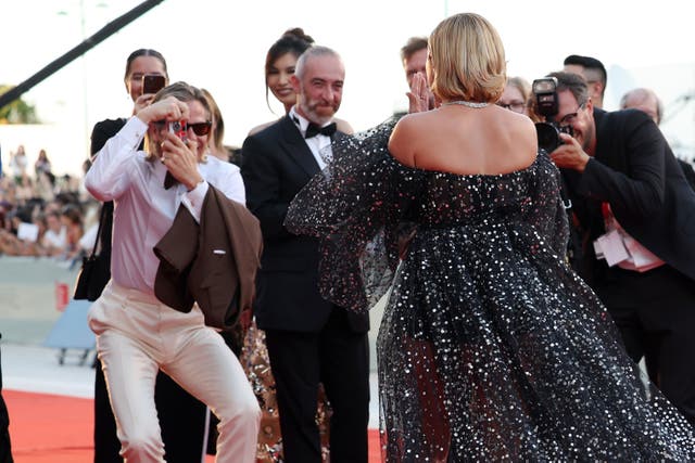 <p>Chris Pine takes a picture of Florence Pugh on the red carpet at the premiere of ‘Don’t Worry, Darling’ at the 2022 Venice Film Festival</p>