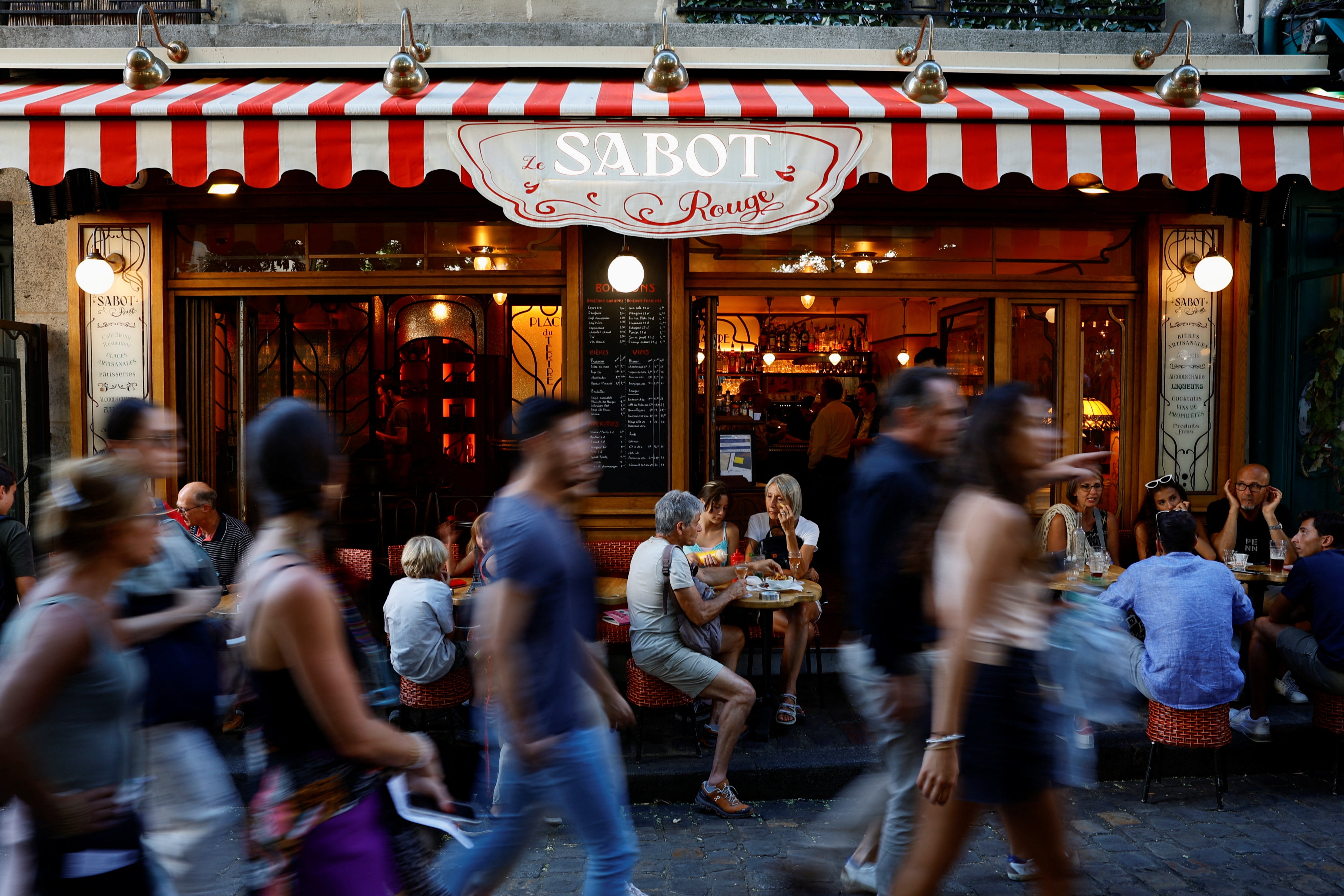 French service. Французы крушат. Economy in France.