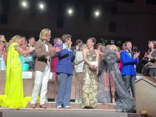 <p>Don’t Worry Darling cast clapping</p>