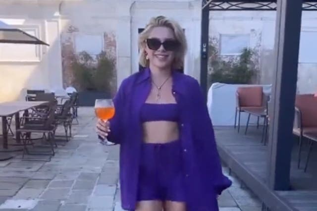 <p>Fans praise Florence Pugh for ‘unbothered’ video of her strutting with aperol spritz in Venice</p>