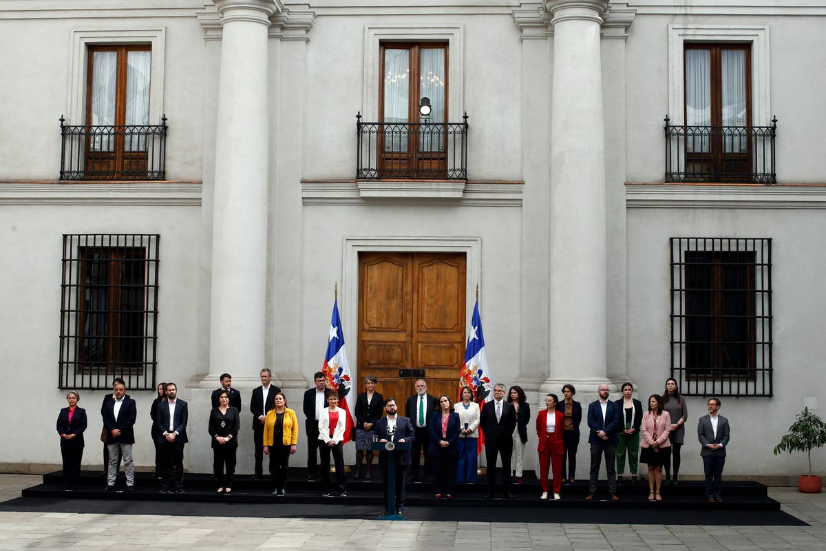 Boric de Chile sacude gabinete tras perder constitución