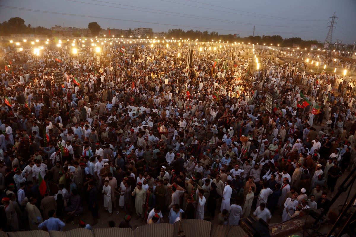 Mitingler Pakistan'ın eski Başbakanı Khan'ın siyasi güç olmaya devam ettiğini gösteriyor