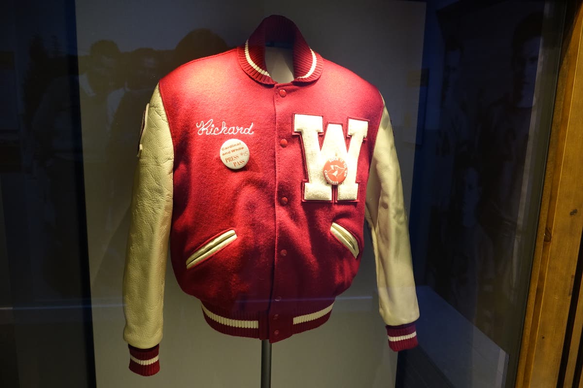 Las ‘varsity jackets’ regresan; la moda de las escuelas americanas se