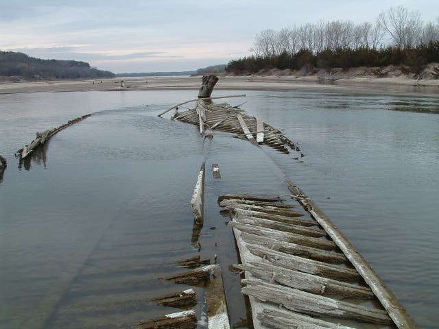<p>The wreck of the North Alabama on the Missouri River</p>