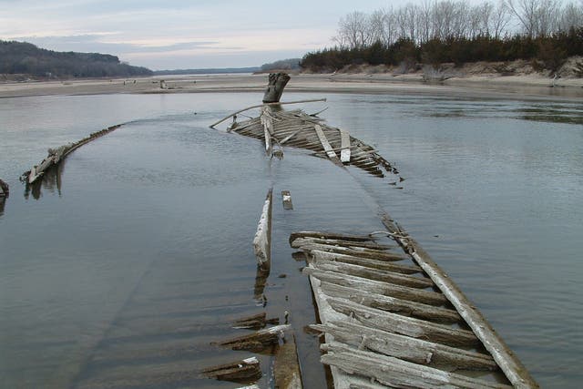 <p>The wreck of the North Alabama on the Missouri River</p>