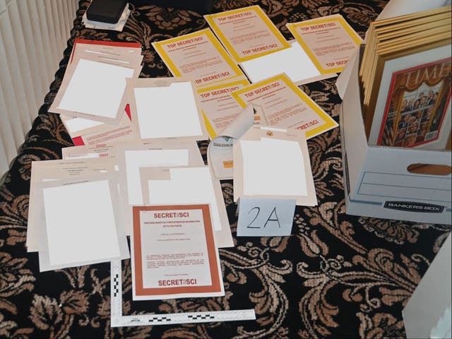 Documentos descubiertos por agentes del FBI en la oficina de Donald Trump en Mar-a-Lago