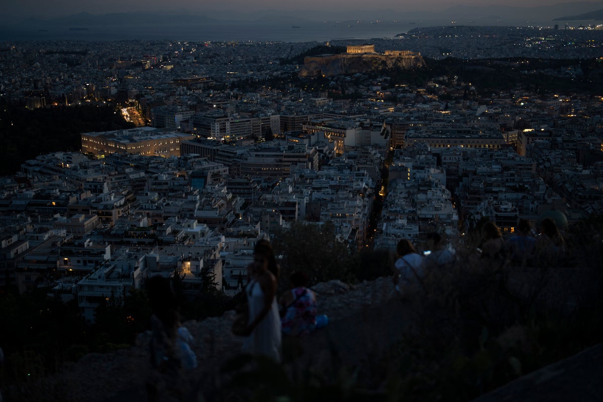 Greece tells state workers to save power, seeks 10% cut