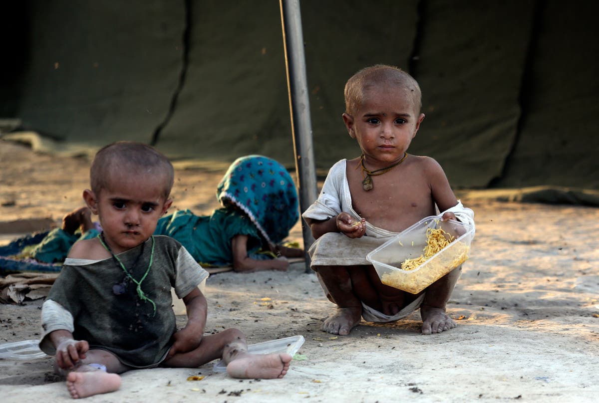 Pakistani volunteers search villages to rescue flood victims | The ...