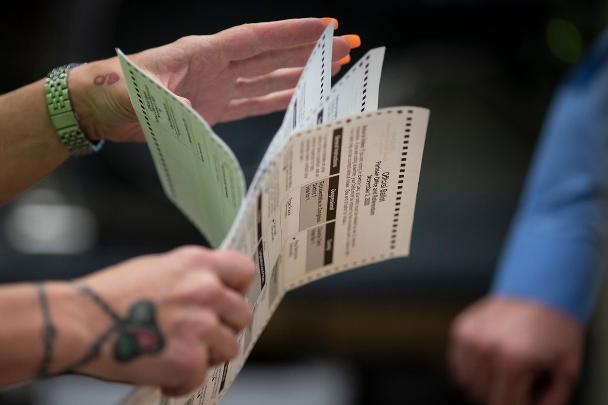 Wisconsin'deki seçim memurları, oy pusulası kararını anlamak için yarışıyor