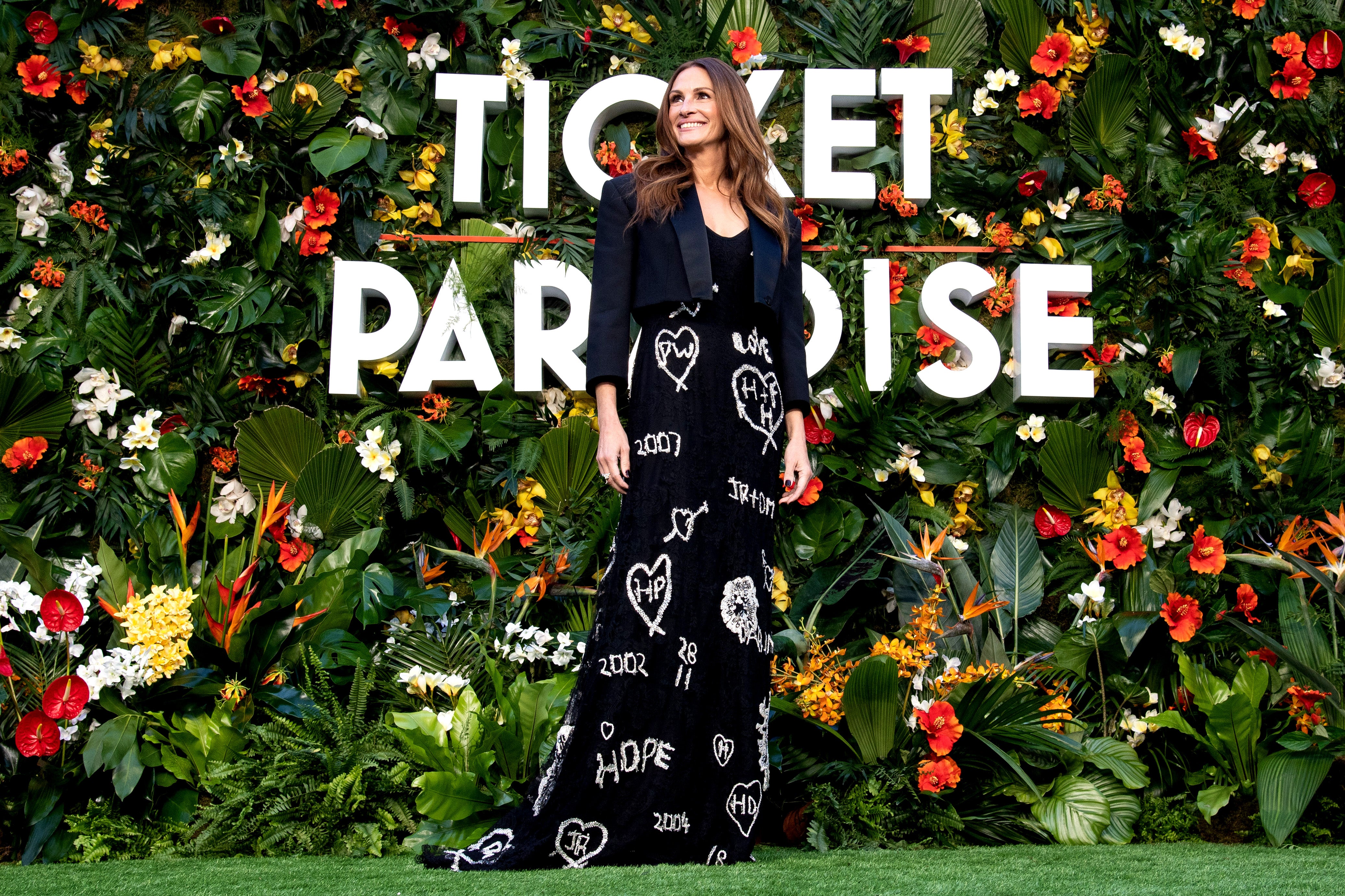 Julia Roberts attends the World Premiere of ‘Ticket to Paradise’ at Odeon Luxe Leicester Square