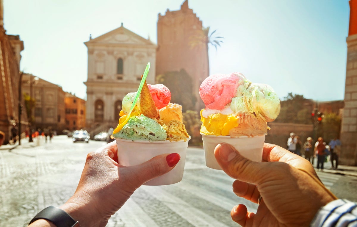 Rome tourist fined €450 fine for eating gelato