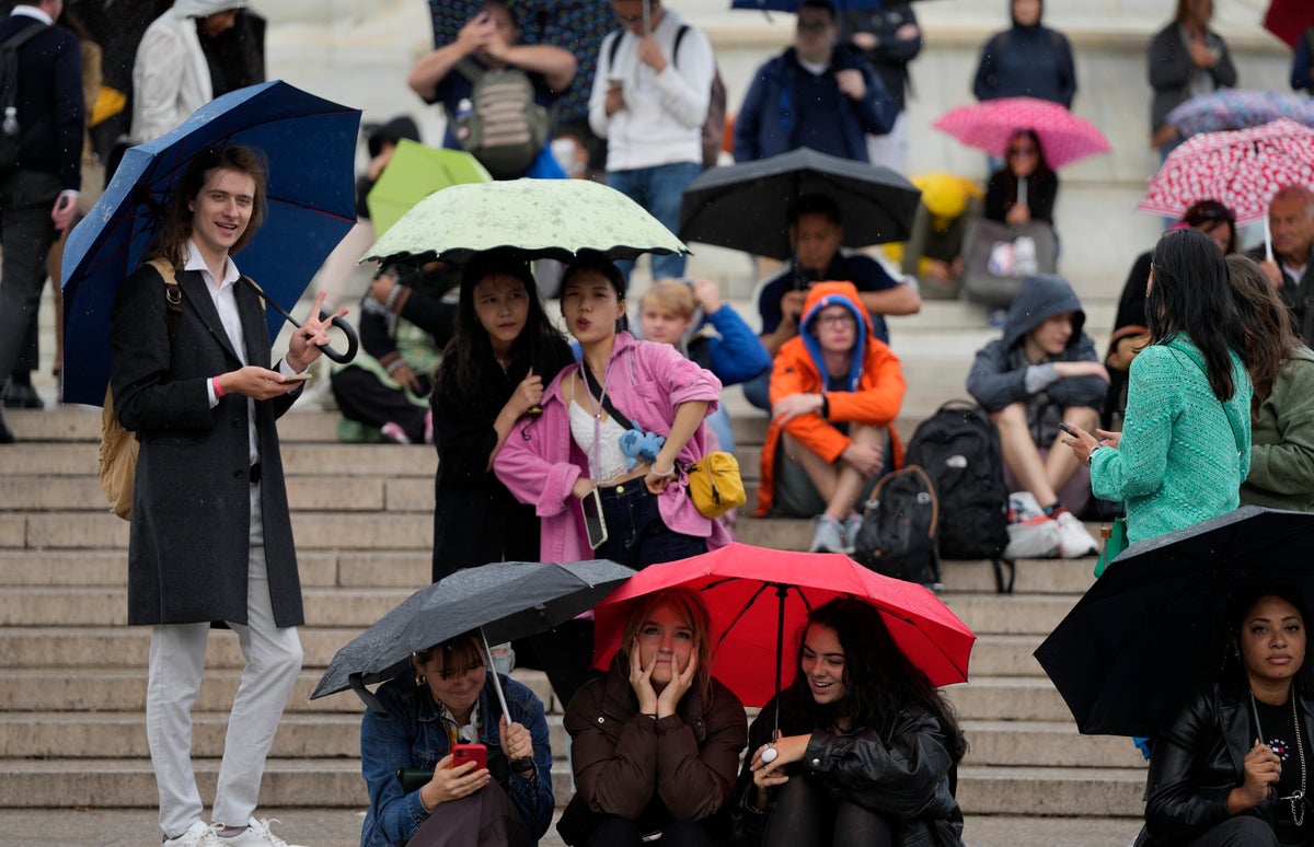 Live updates: Crowd gathers outside Buckingham Palace