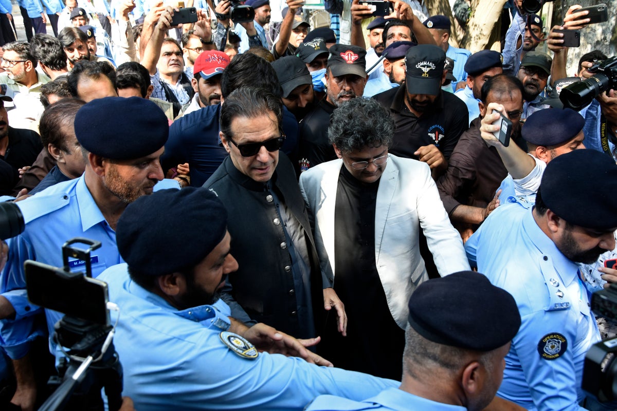 Pakistan'ın eski Başbakanı Khan, hakaret davasında özür dilemeyi reddetti