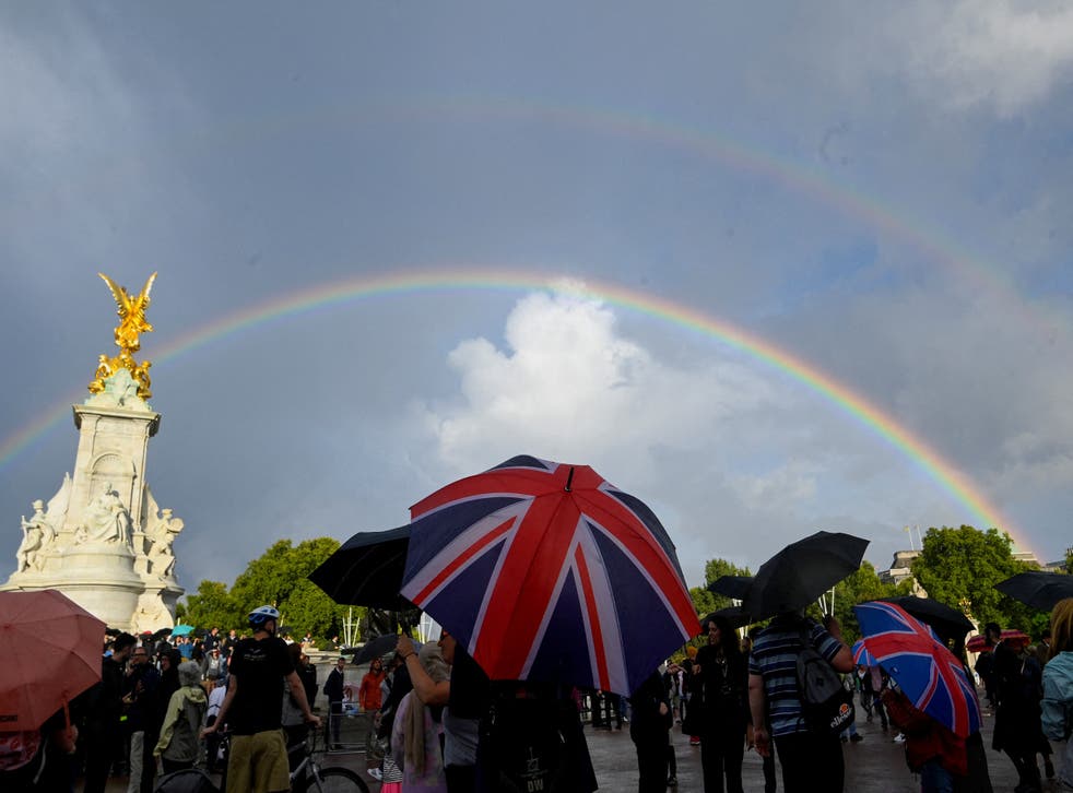 Queen Elizabeth II: Double rainbow spotted above Buckingham Palace as  crowds gather for the Queen | The Independent