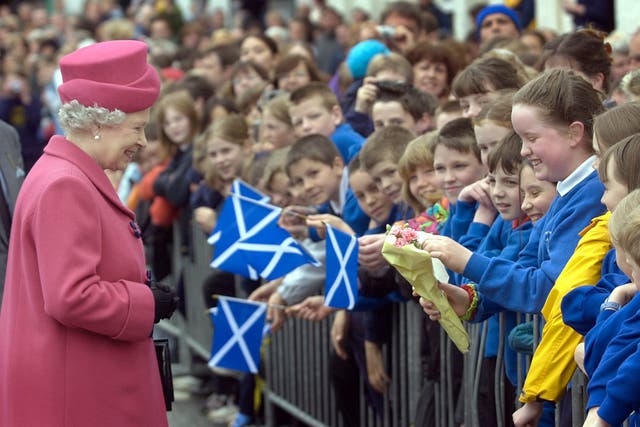 The Queen meeting schoolchildren on the Isle of Skye (Ben Curtis/PA)