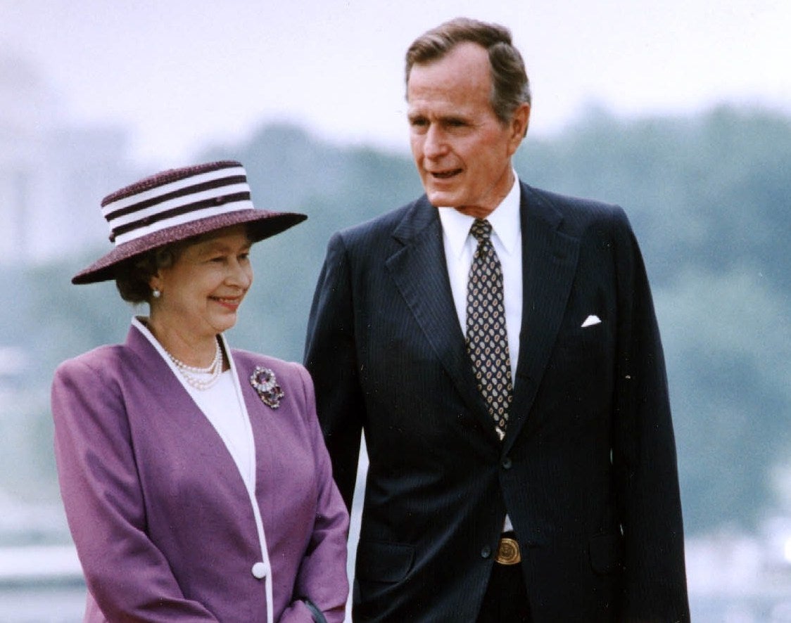 President George Bush talks to Queen Elizabeth II during a 14 May 1991 welcoming ceremony at the White House