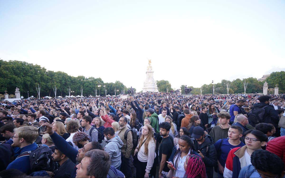 Outpouring of love and grief from public at the gates of Buckingham Palace