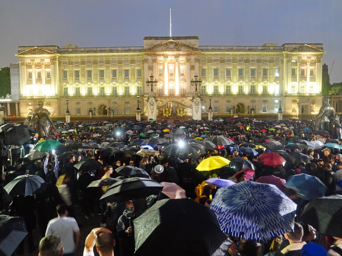 Rail and postal strikes called off as union bosses pay tribute to Queen Rail and postal strikes called off as union bosses pay tribute to Queen