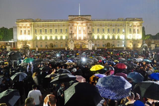 People gather outside the gates of the Buckingham Palace in London, following the death of Queen Elizabeth II. Picture date: Thursday September 8, 2022 (Victoria Jones/PA)