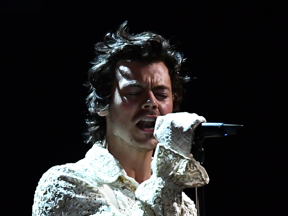 Harry Styles leads crowd in applause for the Queen during concert in New York