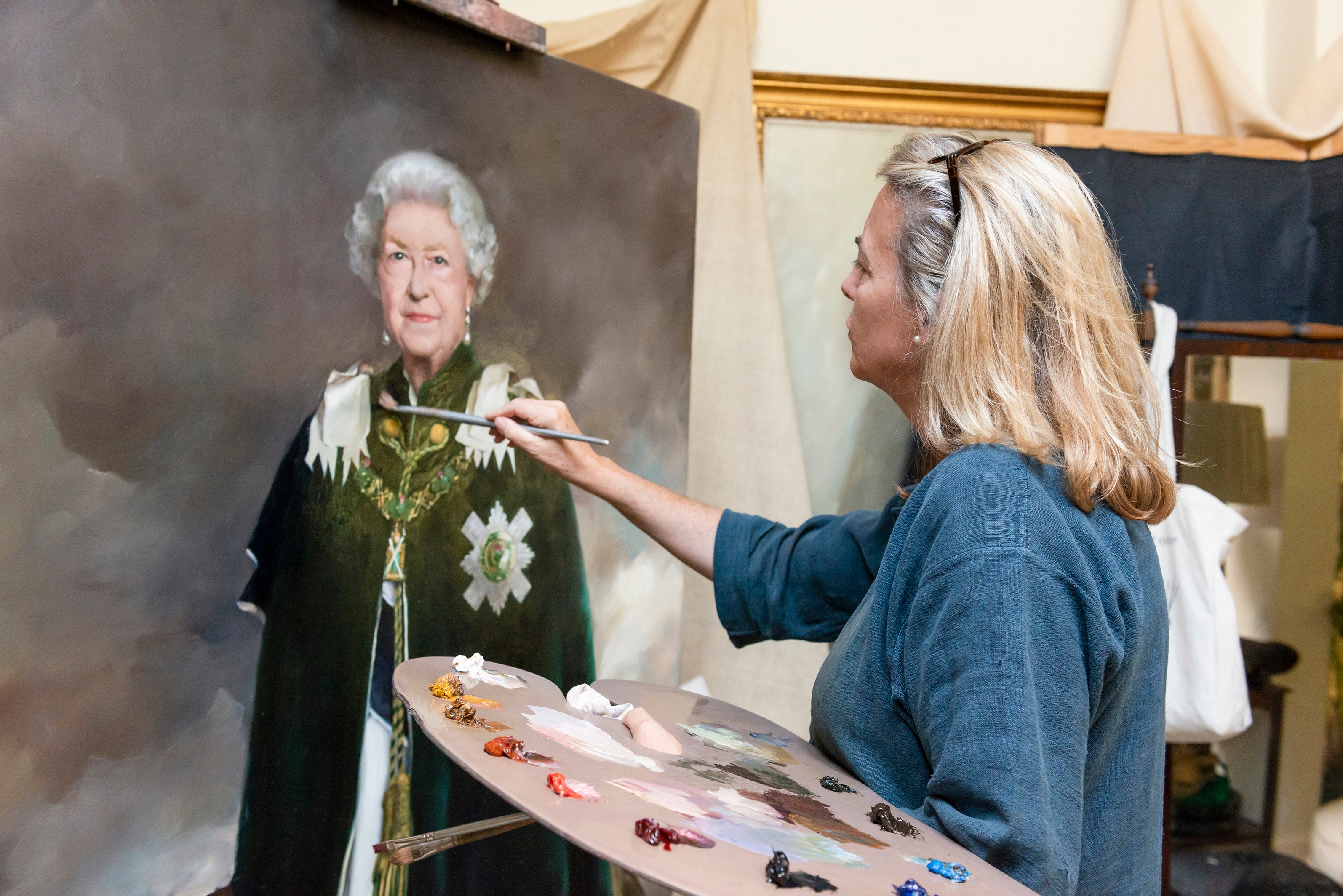 Artist Nicky Philipps at work in her studio painting a portrait of Queen Elizabeth II (Royal Collection Trust/Her Majesty Queen Elizabeth II)