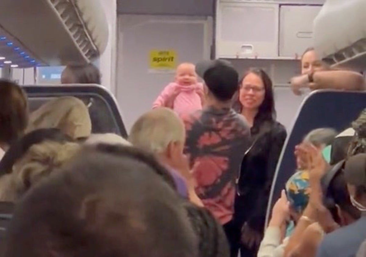 Hemşire, Spirit Airlines'ın Orlando'ya uçuşunda nefesi kesilen bebeği inanılmaz bir şekilde kurtardı