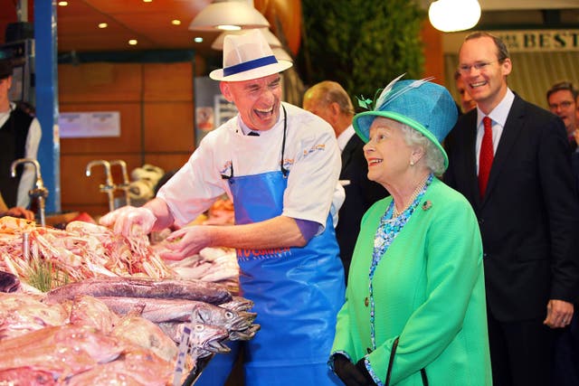 Queen Elizabeth II meets fishmonger Pat O’Connell at The English Market in Cork city. (Maxwells/PA)