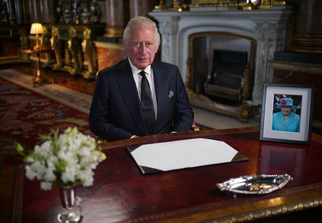 El Rey pronuncia su discurso ante la nación y la Commonwealth desde el Palacio de Buckingham (Yui Mok/PA Wire)
