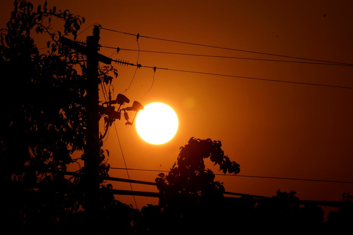 Rising temperatures break more than 1,300 records in US amid severe heatwave